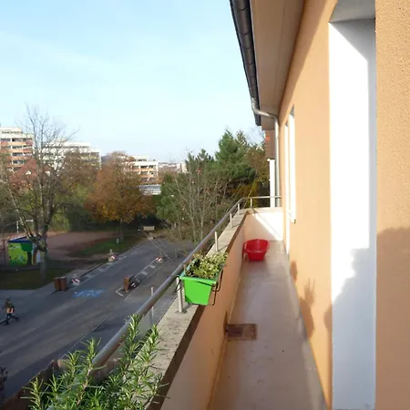 Apartment Lovely With Easy Access To
