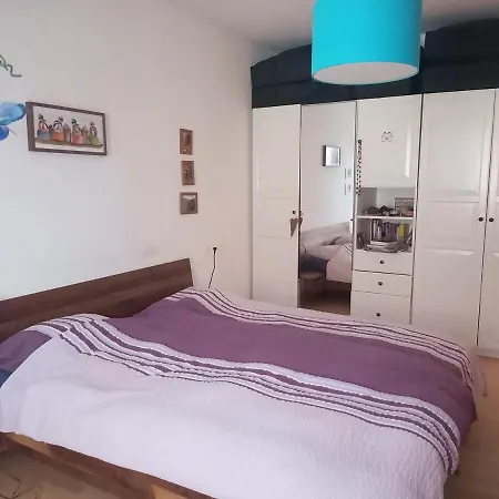 Apartment Lovely With Easy Access To